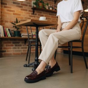 Loafers σε Λουστρίνι κροκό - Μαύρο