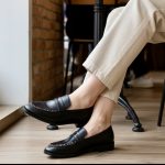 Loafers δερμάτινο με αλυσίδα - Μαύρο