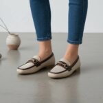 Loafers με μεταλλική αγκράφα - Μπέζ